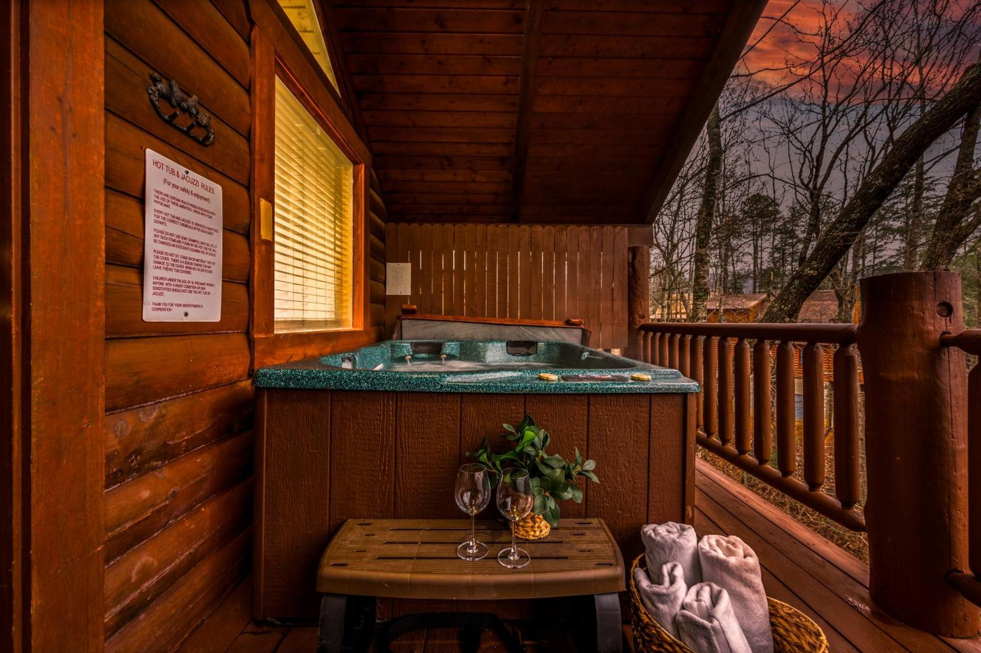 Log Cabin, Hot Tub, Fireplace, Pool Table & Views! Sevierville Buitenkant foto