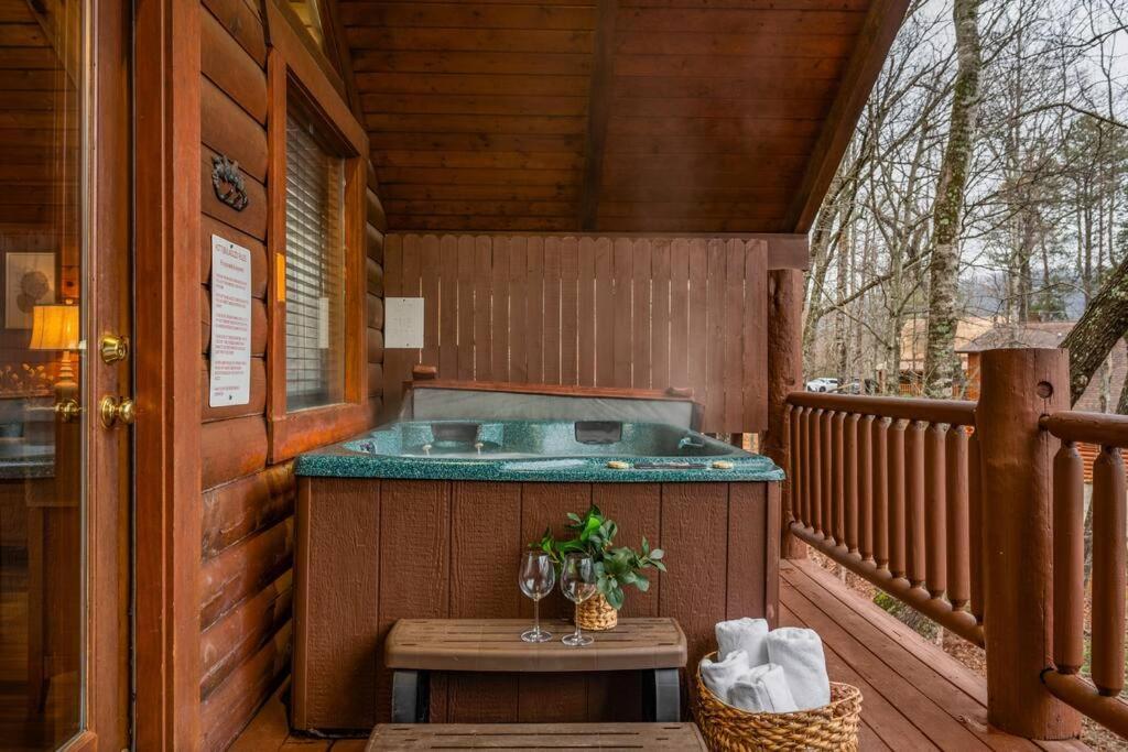 Log Cabin, Hot Tub, Fireplace, Pool Table & Views! Sevierville Buitenkant foto