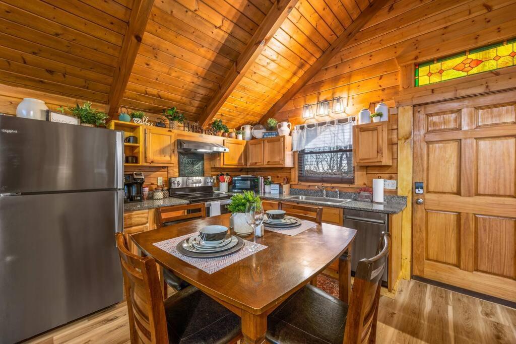 Log Cabin, Hot Tub, Fireplace, Pool Table & Views! Sevierville Buitenkant foto