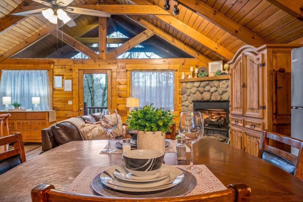 Log Cabin, Hot Tub, Fireplace, Pool Table & Views! Sevierville Buitenkant foto