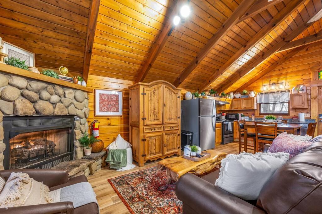 Log Cabin, Hot Tub, Fireplace, Pool Table & Views! Sevierville Buitenkant foto