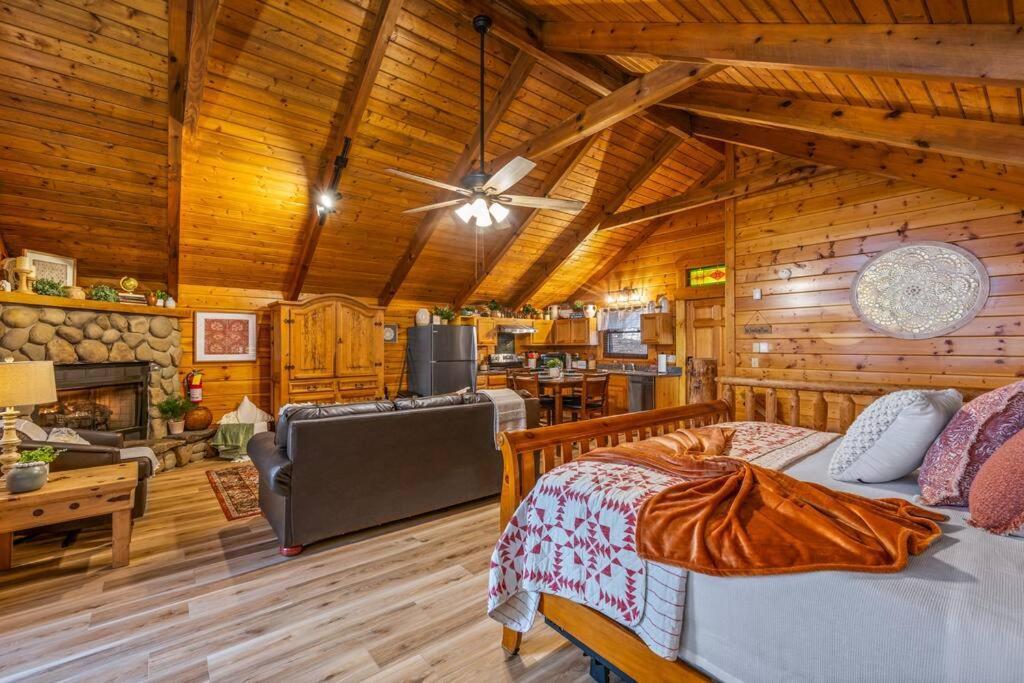 Log Cabin, Hot Tub, Fireplace, Pool Table & Views! Sevierville Buitenkant foto