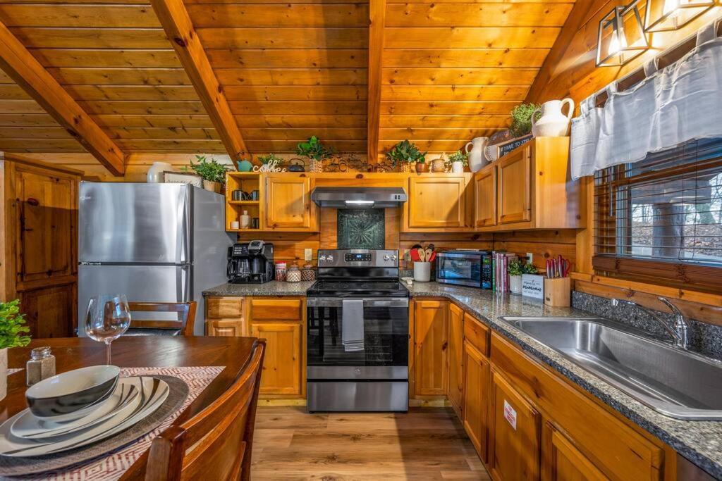 Log Cabin, Hot Tub, Fireplace, Pool Table & Views! Sevierville Buitenkant foto