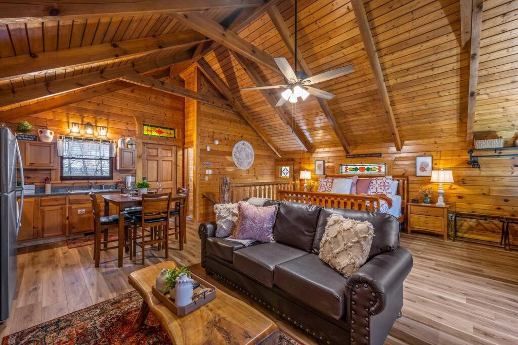 Log Cabin, Hot Tub, Fireplace, Pool Table & Views! Sevierville Buitenkant foto