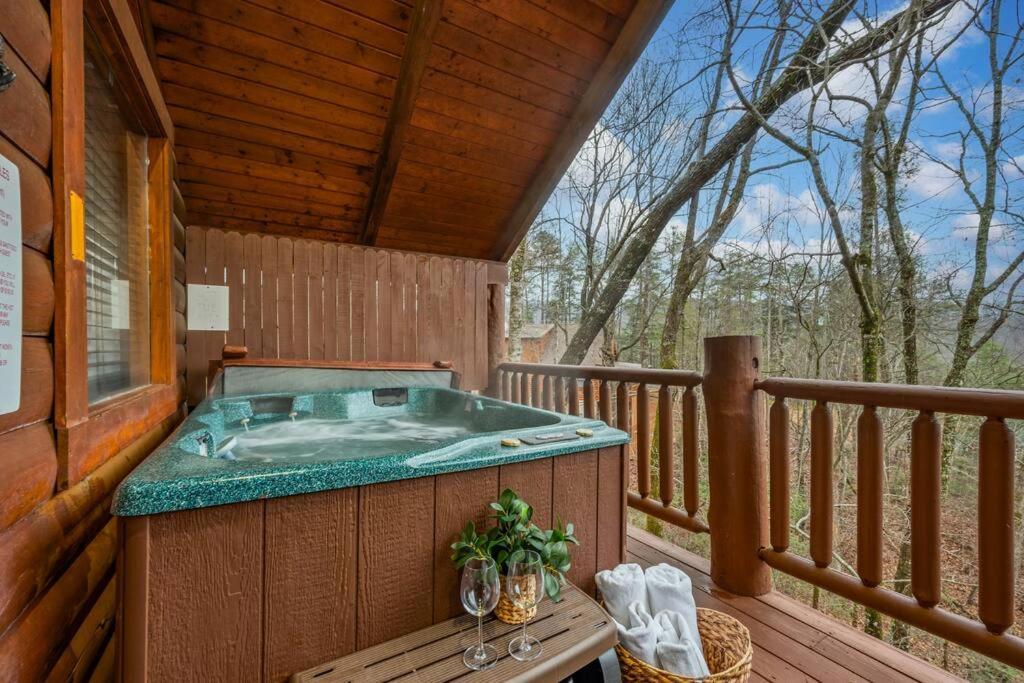 Log Cabin, Hot Tub, Fireplace, Pool Table & Views! Sevierville Buitenkant foto
