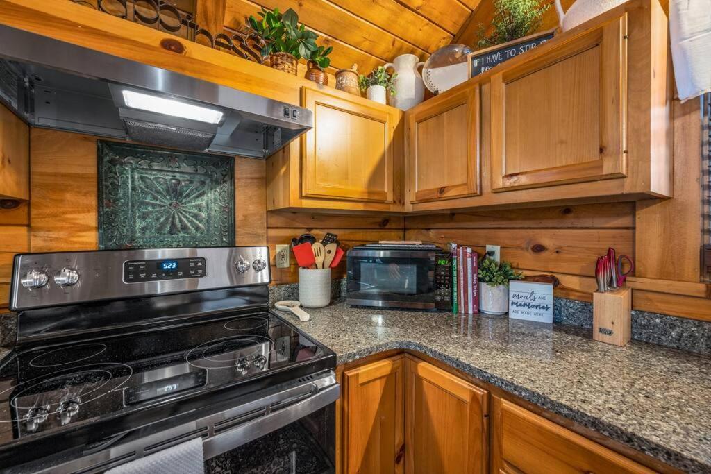 Log Cabin, Hot Tub, Fireplace, Pool Table & Views! Sevierville Buitenkant foto