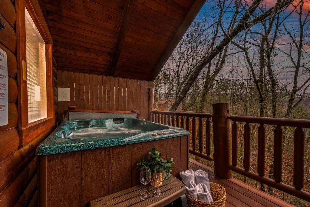Log Cabin, Hot Tub, Fireplace, Pool Table & Views! Sevierville Buitenkant foto