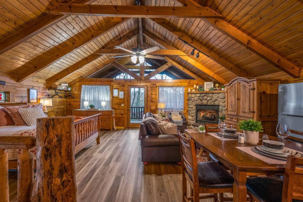 Log Cabin, Hot Tub, Fireplace, Pool Table & Views! Sevierville Buitenkant foto